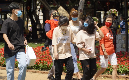 Hội hoa xuân Vũng Tàu đông đúc, nhiều người tự ý tháo khẩu kèo nhà cái tỷ lệ cá cược để chụp ảnh