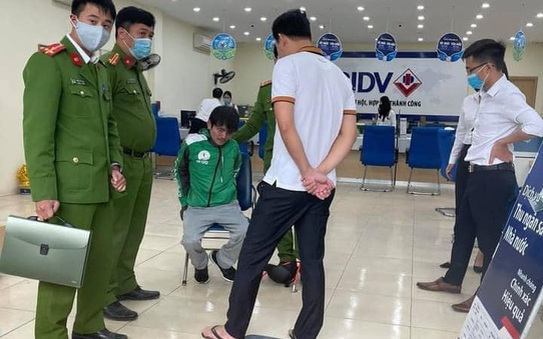 Mặc đồng phục Grab cầm "súng" xông vào cướp chi nhánh tỷ lệ kèo góc nhà cái BIDV