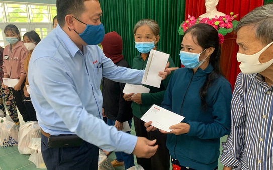 "Trái tim miền Trung" đến với người dân vùng lũ Bình Định