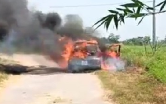 kèo nhà cái tỷ lệ bóng đá ôtô đang chạy bỗng bốc cháy dữ dội, tài xế bung cửa thoát thân