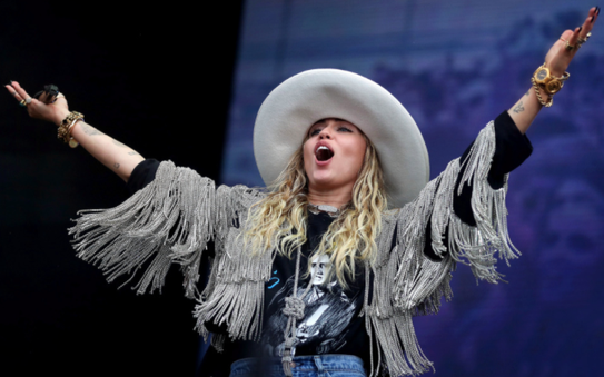 Miley Cyrus đổi lời bài hát để ủng hộ Britney kèo nhà cái tỷ lệ cá cược