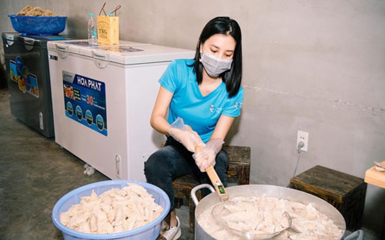 Nghệ sĩ chung tay cùng tuyến đầu chống dịch