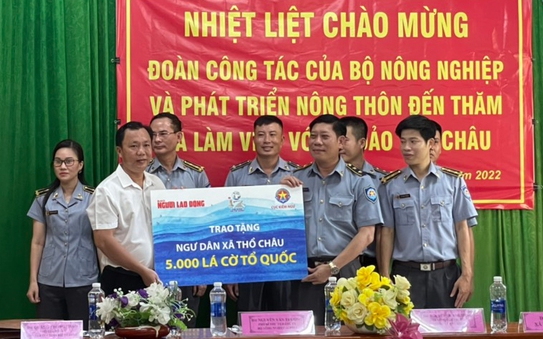 bóng đá tỷ lệ kèo nhà cái tặng ngư dân Thổ Châu 5.000 lá cờ Tổ quốc