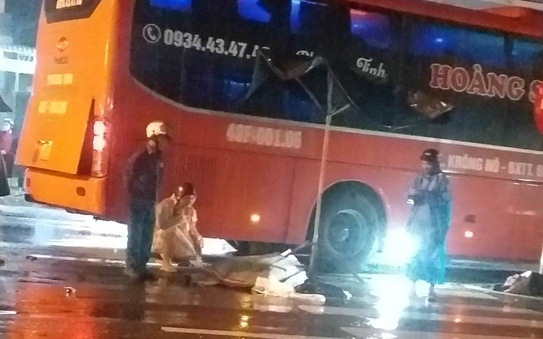 Quảng tỷ lệ kèo góc nhà cái: Xe khách tông xe máy, 2 vợ chồng tử vong
