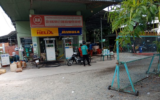 Gặp khó trong việc mua tỷ lệ kèo nhà cái malaysia, nhiều người ở An Giang dắt xe đi bộ
