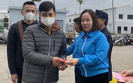 Lãnh đạo LĐLĐ kèo nhà cái tỷ lệ cá cược Hóa lì xì, động viên công nhân trở lại làm việc