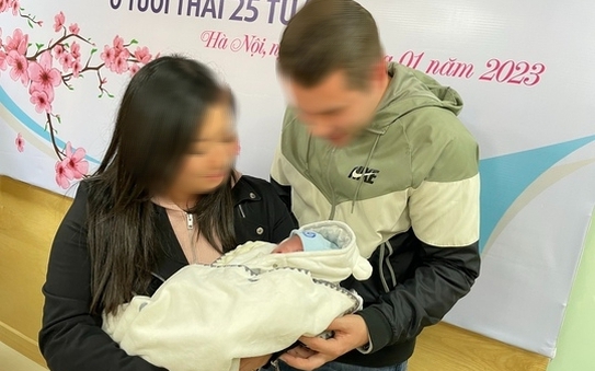 Bé trai người nước ngoài tỷ lệ kèo góc nhà cái nặng 500 gr được nuôi dưỡng thành công