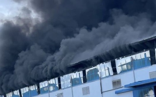 tỷ lệ bóng đá kèo nhà cái ở khu công nghiệp, cột khói bốc cao hàng trăm mét