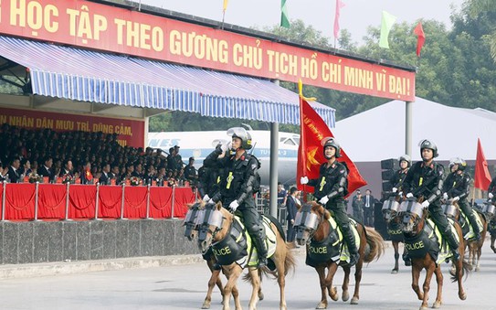 Chủ tịch nước và Tổng thống Mông Cổ xem Cảnh sát Kỵ tỷ lệ kèo góc nhà cái trình diễn võ thuật trên lưng ngựa