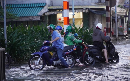TP HCM: Triều tỷ lệ cá cược kèo nhà cái dâng cao, người dân đi lại vất vả