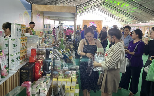 Chiêm ngưỡng làng nghề dệt chiếu, làm nhang, nặn tò he, mây tre lá... ngay tại TP HCM