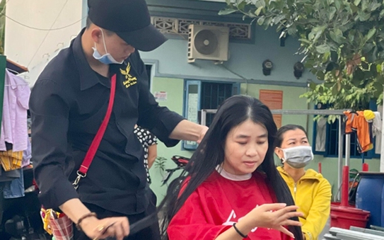 Công nhân ở trọ hào hứng kèo nhà cái tỷ lệ cá cược "Giờ thứ 9"