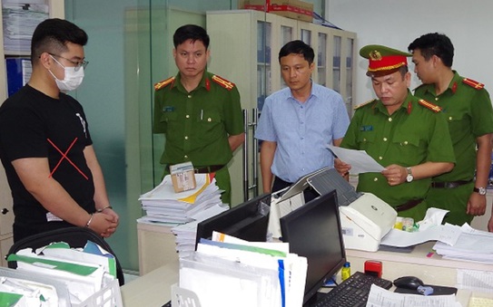Nhân viên ngân hàng cho vay "tín dụng đen" thuê gibóng đá tỷ lệ kèo nhà cáig hồ ném chất bẩn để siết nợ