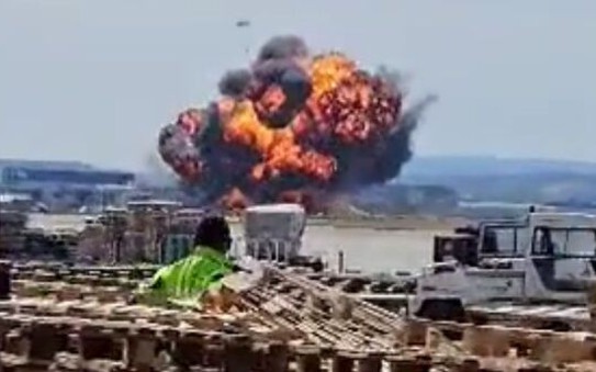 tỷ lệ kèo nhà cái hôm nay F-18 nổ như cầu lửa sau khi lao xuống gần đường cao tốc