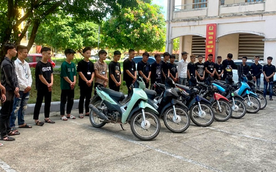 Kinh hãi 28 bóng đá tỷ lệ kèo nhà cái, thiếu niên mang dao phóng lợn làm loạn đường phố