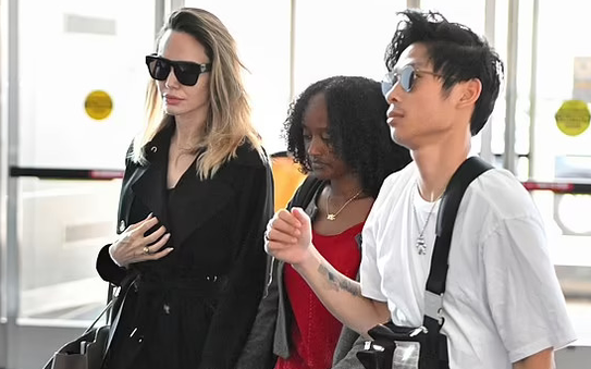 Pax Thiên rời New York cùng mẹ tỷ lệ kèo nhà cái malaysia và Zahara