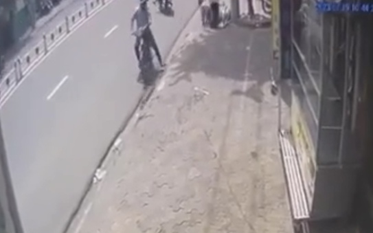 Clip: Chặn kẻ trộm xe, cô gái bị ngã văng vào tủ điện trên vỉa hè
