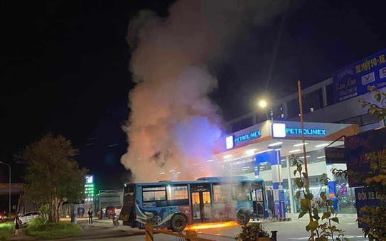 Xe buýt bốc cháy dữ dội tại cây bóng đá tỷ lệ kèo nhà cái
