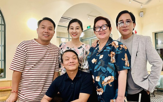 Nhà thiết kế Việt Hùng "phủ mây" cho "Cô đào hát" Quế Trân