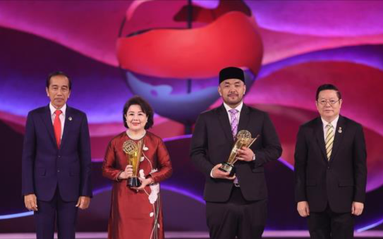 Tổng thống tỷ lệ kèo nhà cái malaysia trao Giải thưởng ASEAN 2023 cho doanh nhân Nguyễn Thị Tuyết Minh