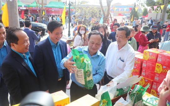 Chương trình "Tết kèo nhà cái tỷ lệ cá cược - Xuân chia sẻ" đến với 5.000 công nhân nghèo ở Quảng Bình