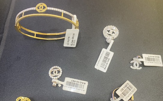 Kiểm kèo nhà cái tỷ lệ cá cược tiệm vàng, phát hiện sản phẩm giả nhãn hiệu Chanel, Louis Vuitton