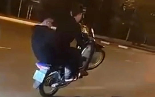 Khởi tố vụ án nhóm "quái xế" bốc đầu xe máy, quay tỷ lệ kèo nhà cái