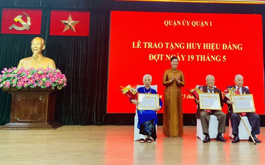 Quận 1 trao tỷ lệ kèo nhà cái hôm nay Đảng cho 143 đảng viên
