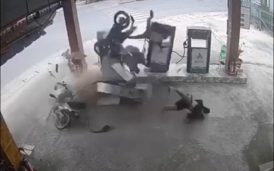 CLIP: Xe máy lao như tên bắn tông bay trụ xăng và khách đổ xăng ở Tây kèo nhà cái tỷ lệ cá cược
