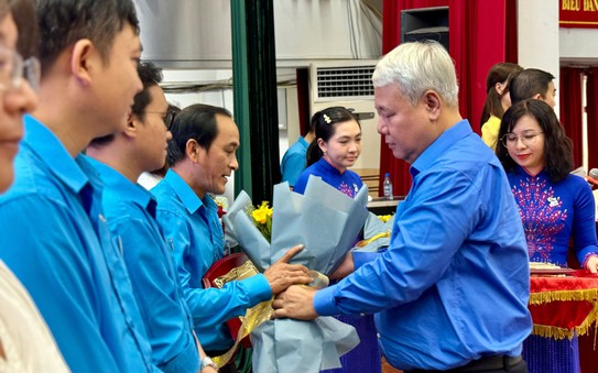 tỷ lệ kèo nhà cái malaysia cán bộ Công đoàn tận tâm