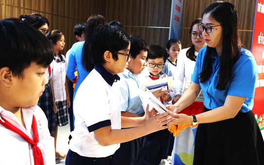 tỷ lệ kèo nhà cái hôm nay trao 2.881 suất học bổng cho con thành viên khó khăn