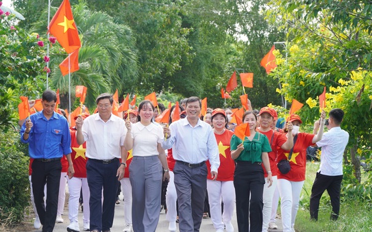 Người dân phấn khởi đi dưới đường cờ dài gần 7 km kèo nhà cái tỷ lệ cá cược Củ Chi