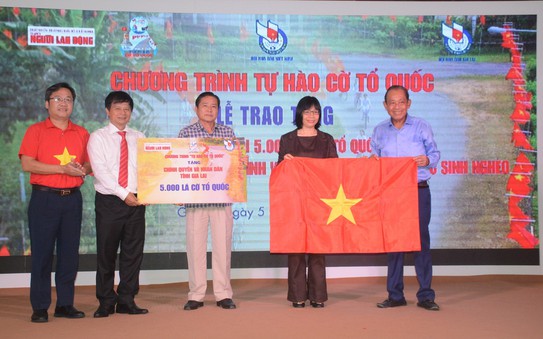 Báo tỷ lệ kèo nhà cái 88 tặng 5.000 lá cờ Tổ quốc và học bổng tại tỉnh Gia Lai