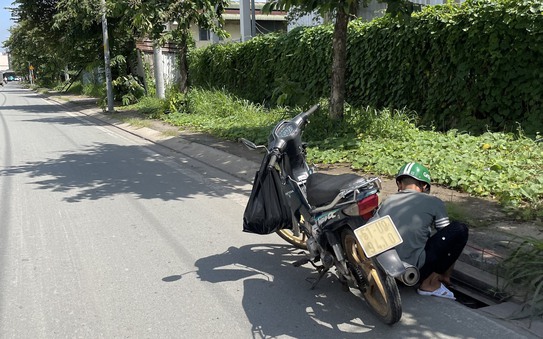 Hình ảnh nam thanh niên nghi trộm tỷ lệ kèo nhà cái hôm nay thoát nước ở TP Thủ Đức