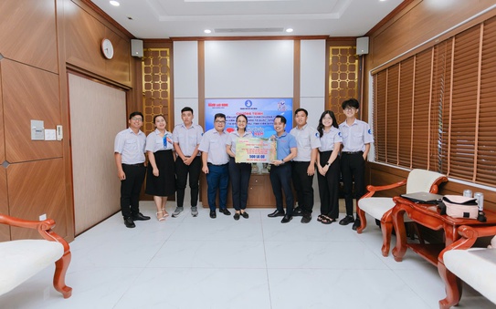 Báo tỷ lệ kèo nhà cái malaysia tặng cờ Tổ quốc cho Hội Sinh viên Việt Nam TP HCM