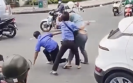 CLIP: Tài xế và tiếp viên tỷ lệ kèo góc nhà cái đánh nhau với tài xế xe công nghệ
