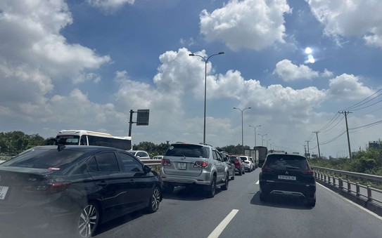 Xe cộ kẹt cứng trên đường dẫn tỷ lệ bóng đá kèo nhà cái - Long Thành - Dầu Giây