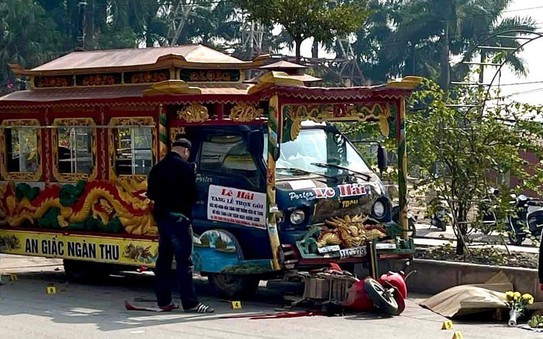 Dừng chờ đèn đỏ, 3 người bị xe ttỷ lệ kèo nhà cáig tông thương vong