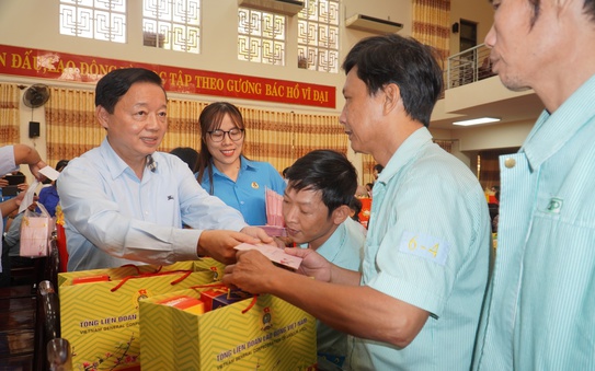 Phó Thủ tướng Trần Hồng Hà tặng tỷ lệ cá cược kèo nhà cái cho gia đình chính sách, công nhân tại Đồng Nai