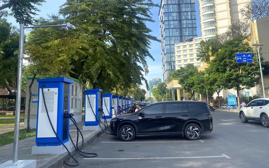 TPHCM lắp đặt tủ đổi pin trên vỉa hè