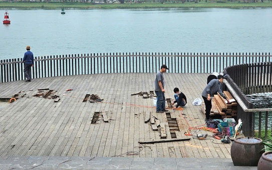 Cận cảnh sửa chữa mặt tỷ lệ kèo góc nhà cái gỗ lim ở Huế
