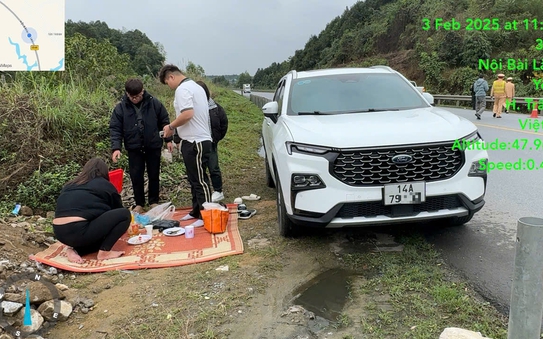 Dừng xe để cả nhà trải chiếu ngồi ăn cơm bên tỷ lệ cá cược kèo nhà cái, tài xế bị phạt 13 triệu đồng