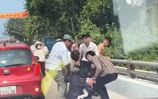 Xôn xao clip mẹ ôm 2 con nhỏ định tỷ lệ kèo góc nhà cái tự tử