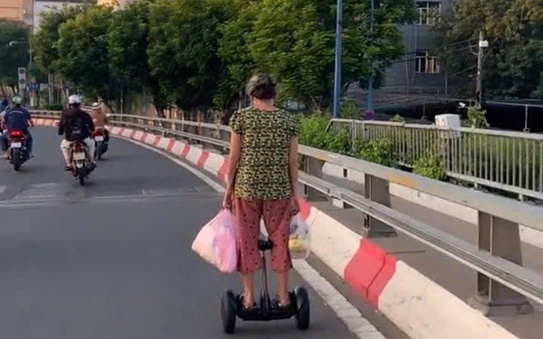 tỷ lệ bóng đá kèo nhà cái: Cảnh sát xử lý 1 phụ nữ đi xe điện cân bằng trên cầu Khánh Hội