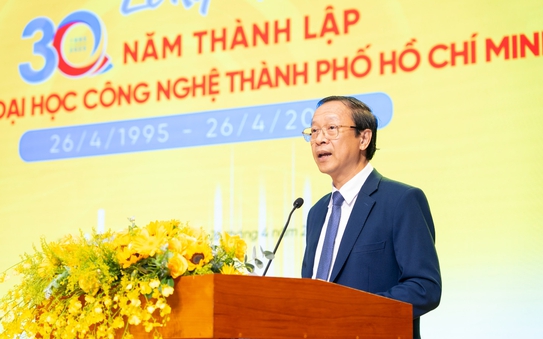 Trường ĐH Công nghệ TP HCM nhận Cờ Thi đua của Thủ tướng