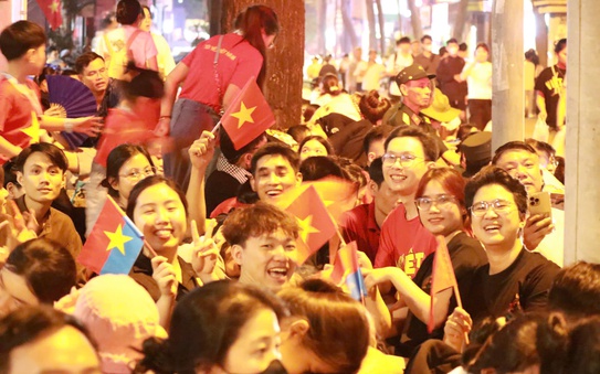 Người dân đã chuẩn bị sẵn sàng đón đoàn diễu tỷ lệ kèo nhà cái 88, diễu hành
