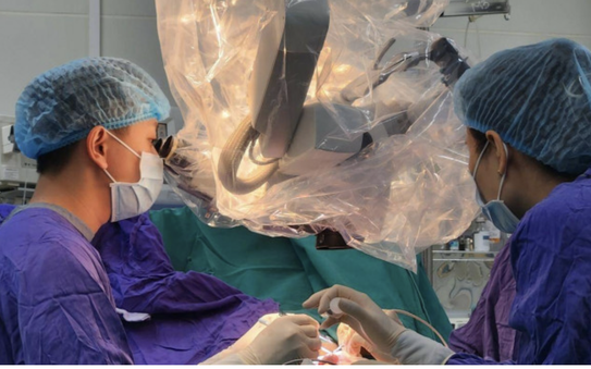Viêm mào tinh hoàn có thể gây sưng bìu, đau nhức và cảm giác nặng ở vùng tinh hoàn.