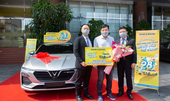 Nam A Bank trao ô tô Vinfast cho khách hàng may mắn trúng thưởng