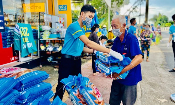 Xúc động với chia sẻ của cụ bà ngày "mở cửa": "Chỉ cần có đủ cơm ăn"