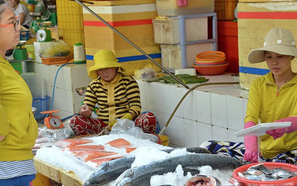 Xăng giảm giá, hàng hóa vẫn... trơ trơ
